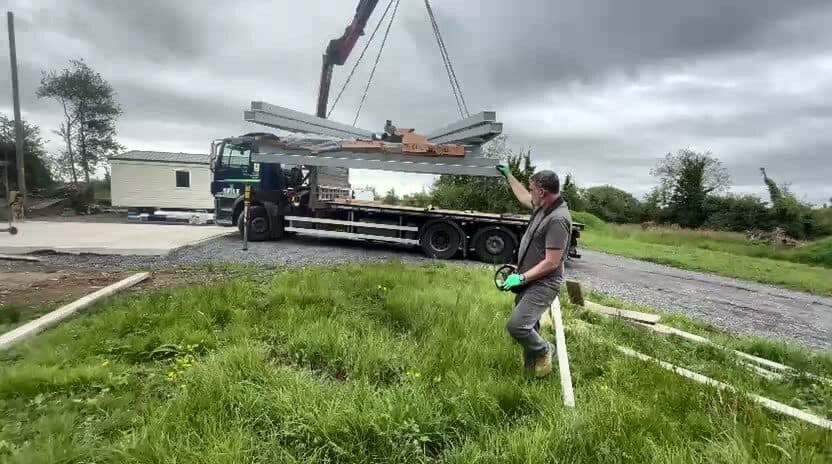 The lorry crane lifting steel off the lorry on site